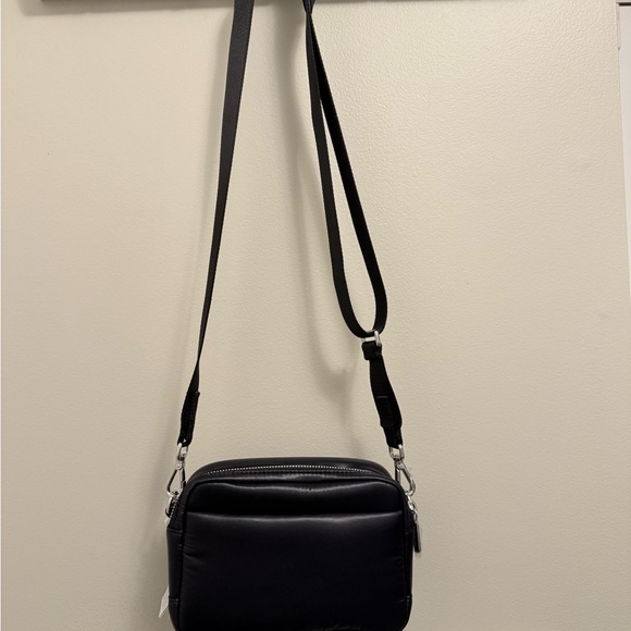 Lululemon Everywhere Crossbody
Wunder Puff - Picture 3 of 8